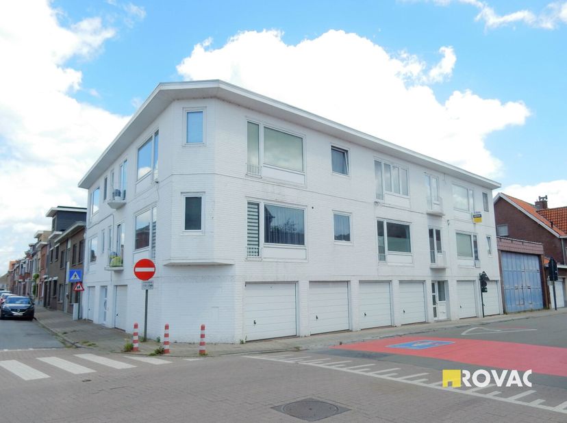 Verzorgd appartement (ong. 67 m² volgens EPC) in een kleinschalig appartementsgebouw bestaande uit lichtrijke living, aparte keuken met berging, 2 sla