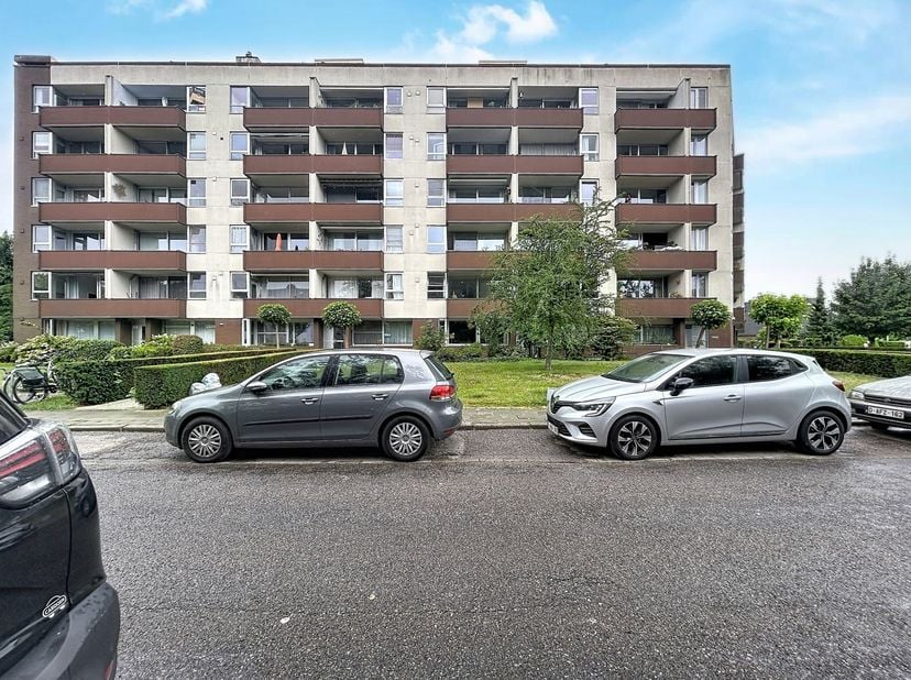 In de gegeerde en rustige wijk Molenveld ligt dit goed onderhouden 2-slaapkamerappartement (82m²) op de vierde verdieping van een residentie met lift.