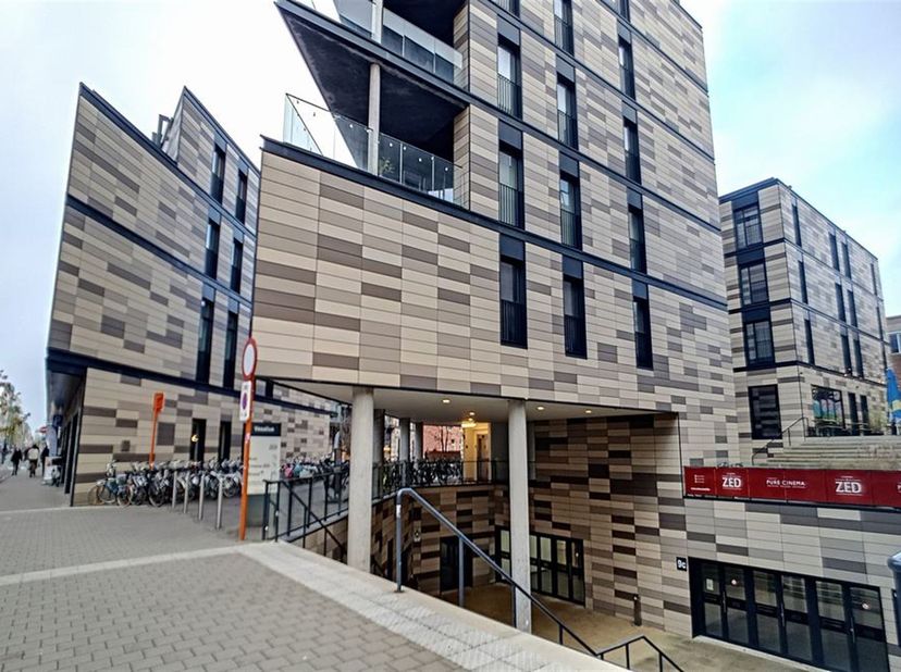 *Geen studentenverhuur*<br />
<br />
Modern en energiezuinig appartement in het centrum van Leuven, vlakbij Cinema Zed.<br />
<br />
Eerste verdie