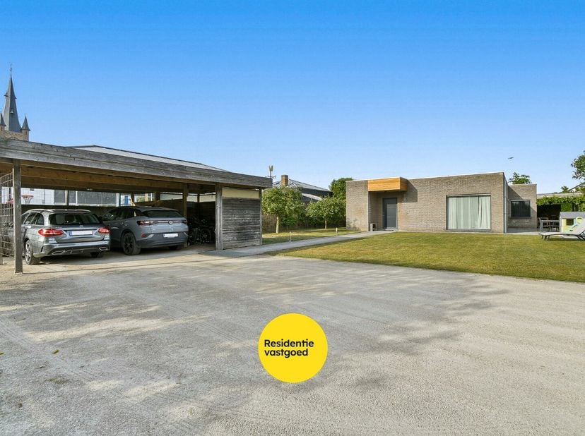 Deze instapklare alleenstaande bungalow is gelegen op een royaal perceel en biedt een uitzonderlijke combinatie van ruimte, comfort en gelijkvloers wo