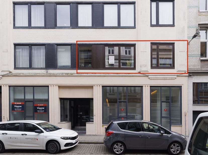 Ruim gerenoveerd appartement met een opvallende art-deco-uitstraling, ideaal gelegen vlak bij het strand, het stadscentrum én op slechts 3 minuten wan