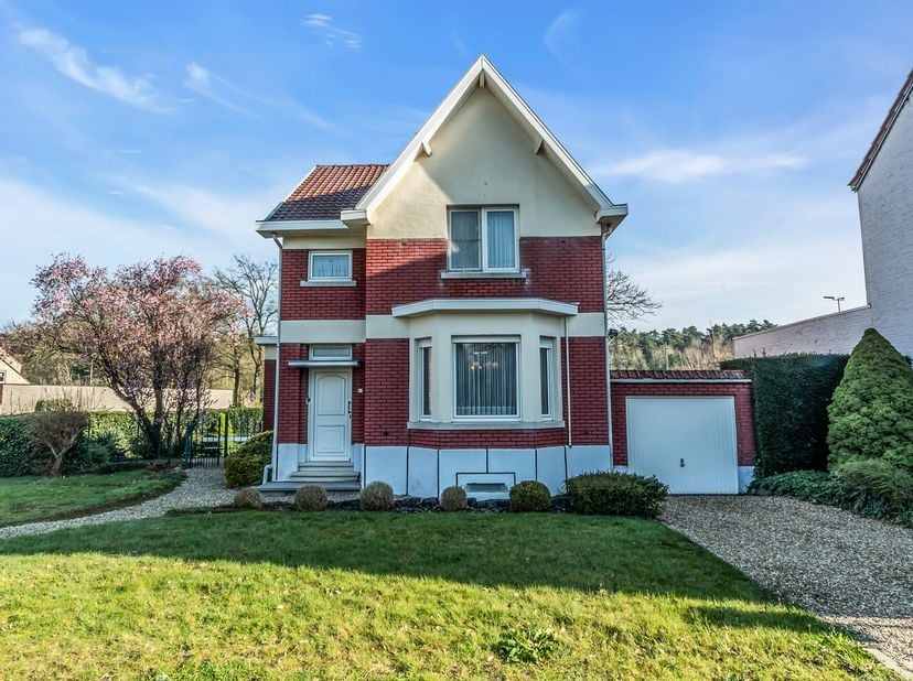 Welkom op de Stationsstraat 49&amp;nbsp; in As.<br />
<br />
Deze charmante, vrijstaande woning is uitstekend gelegen op een populaire locatie in As.<br /