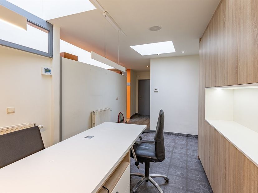 Deze handelswoonst is gelegen in het hart van Wetteren. De ligging van dit pand is zeer aantrekkelijk, met alle benodigde faciliteiten binnen handbere