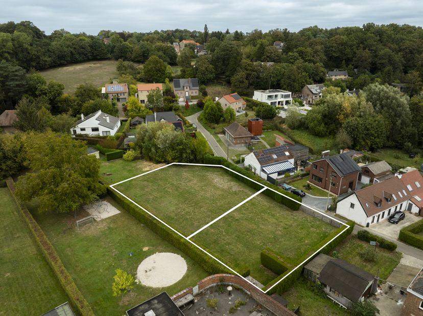 In een rustige en bijzonder gegeerde woonwijk in het groene Overijse bieden wij twee prachtige bouwgronden naast elkaar aan, reeds verkaveld in twee l