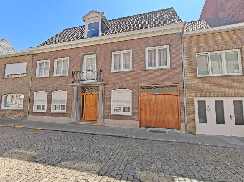 KIJKDAG ZATERDAG 22/08 VAN 10u tot 12u! (graag vooraf inschrijven) Ruime woning met praktijkruimte, garage en tuin in het hart van Veurne. Gelegen in