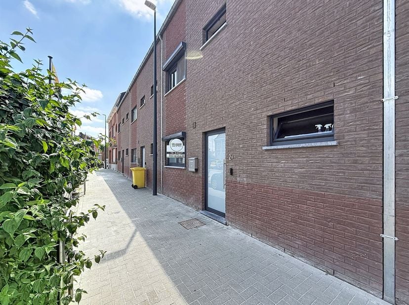 Instapklare woning met tuin, gelegen te Linter, Sint-Kwintensstraat 2A, met een oppervlakte van 1a 78ca.<br />
Deze recente woning werd gebouwd in 20