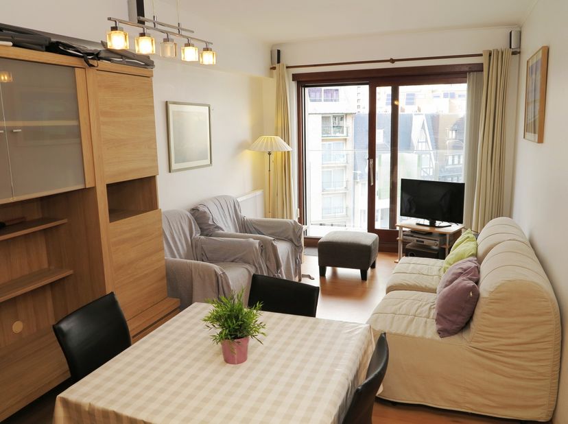 Résidence EDELWEISS : Au 4ième étage, bel appartement meublé, comprenant : un hall d'entrée avec grand vestiaire, agréable pièce de séjour donnant acc