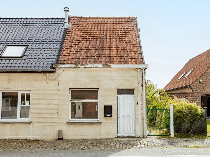Deze halfopen bebouwing is gunstig gelegen vlakbij het centrum van Kruishoutem, op de weg naar Deinze en met een vlotte verbinding naar de E17. Dankzi