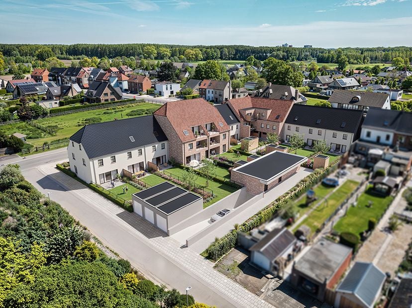 Ontdek dit ruime appartement op de eerste verdieping met 3 slaapkamers, waar licht, comfort en energiezuinig wonen perfect samenkomen. De lichtrijke l