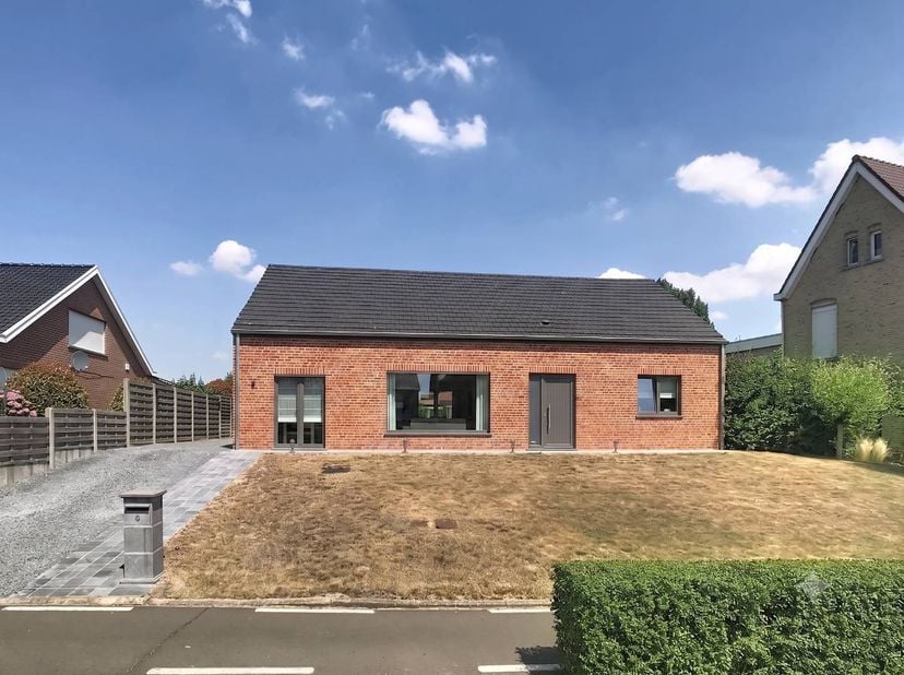Deze vrijstaande woning vinden we terug in het rustige dorp Wulvergem in het prachtige Heuvelland. De villa werd 6 jaar geleden volledig gestript en g