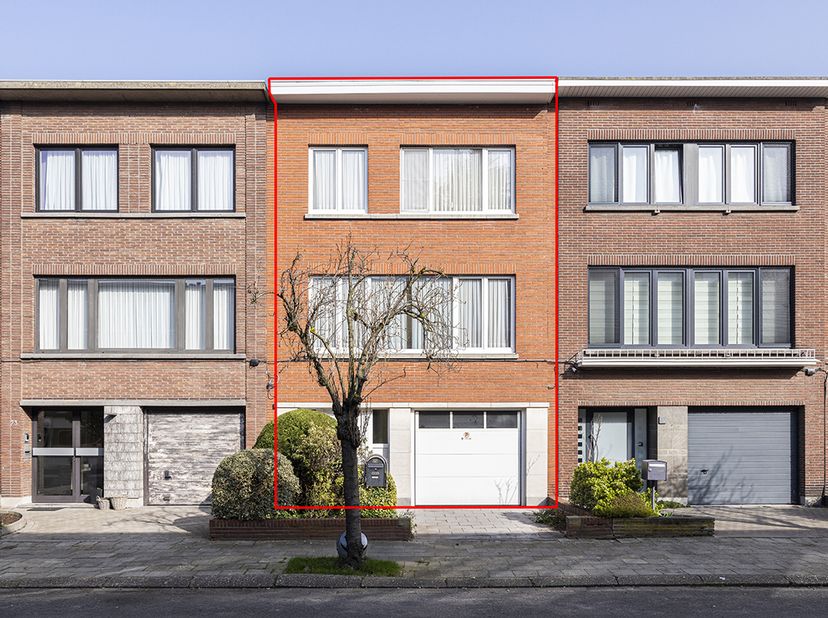 RUIME GEZINSWONING MET TUIN -<br />
<br />
Gelegen in een residentiële wijk in het hippe Borgerhout.<br />
Op het gelijkvloers is er een inkomhal met