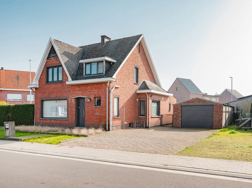 Deze leuke woning is rustig gelegen, doch strategisch gelegen nabij tal van invalswegen naar de omliggende gemeenten.<br />
<br />
De woning is zuid g