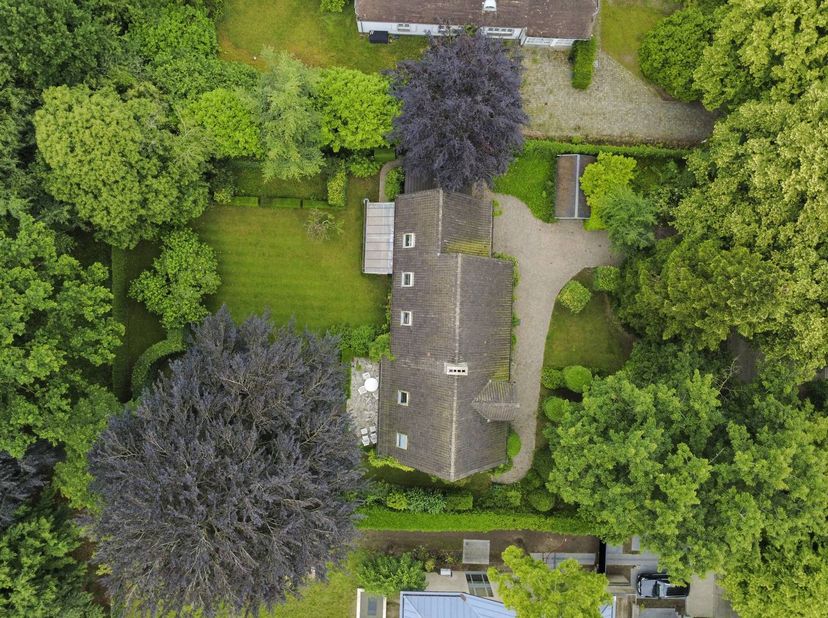 Découvrez cette propriété proche du centre de Deurle, située sur un agréable terrain de 1 718 m². La maison a été construite en 1964 et a toujours été