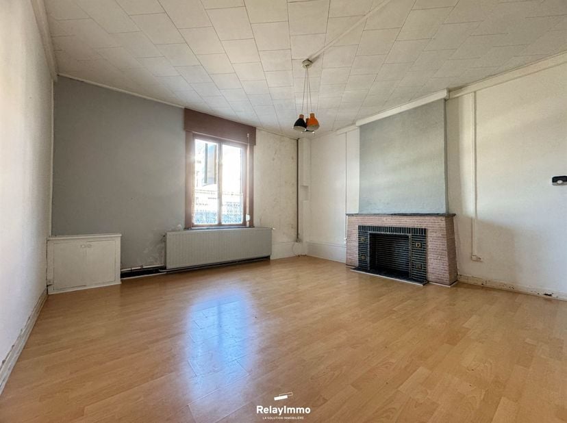 Maison de ville d'une surface habitable de 96 m2 (hors cave et garage) avec deux chambres, garage de 20 m2 et cour.<br />
Maison idéale pour un inves