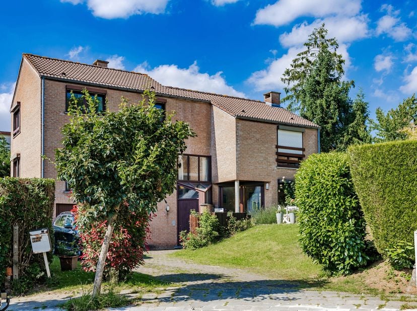 AUDERGHEM, quartier Transvaal, située dans un petit clos au calme, spacieuse villa ( 4ch/ 2sdb) offrant 190m² habitables ( 220m² construits) sur un te