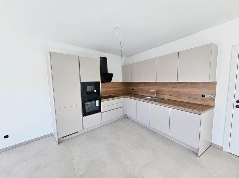 Degelijk afgewerkt nieuwbouw appartement met terras.<br />
Dit nieuwbouw appartement op de eerste verdieping is gelegen in Opgrimbie, dichtbij het cen
