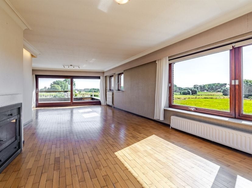 Bent u op zoek naar een zeer ruime woning met uitzonderlijk veel mogelijkheden? Dan is deze eigendom zeker het ontdekken waard.<br />
Deze ruime wonin