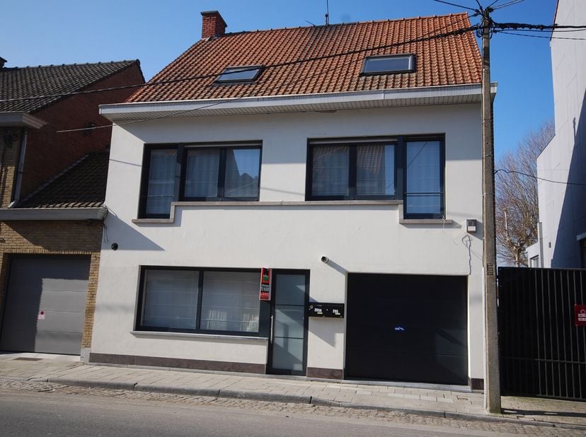 Deze eigendom is centraal gelegen in de Stationsdreef 205, ingedeeld in 2 appartementen en steeds vlot verhuurbaar.<br />
--&amp;gt; Appartement gelegen o