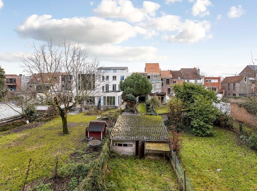 Deze woning is gelegen op een perceel van 408m². De woning bestaat uit twee appartementen. Het gelijkvloers bestaat uit een gemeenschappelijke inkomha
