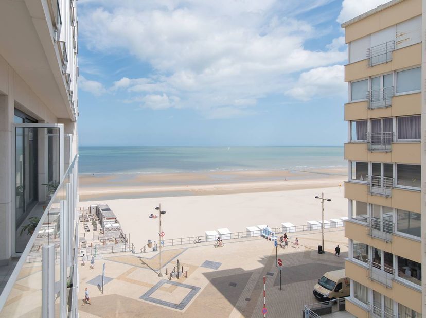 Volledig gerenoveerde studio met slaaphoek gelegen op de vierde verdieping van de Residentie Emperador, Prosper Poulletstraat 19 te Middelkerke. Deze