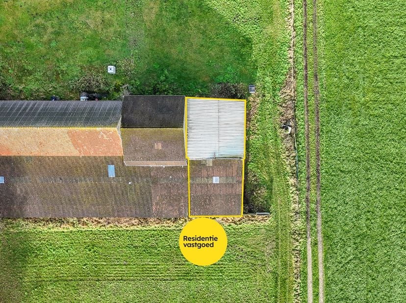 Praktische opslagruimte van 89,35 m² te huur te Ettelgem. De opslagruimte is onmiddellijk beschikbaar en bereikbaar via de weide. De toegang gebeurt v