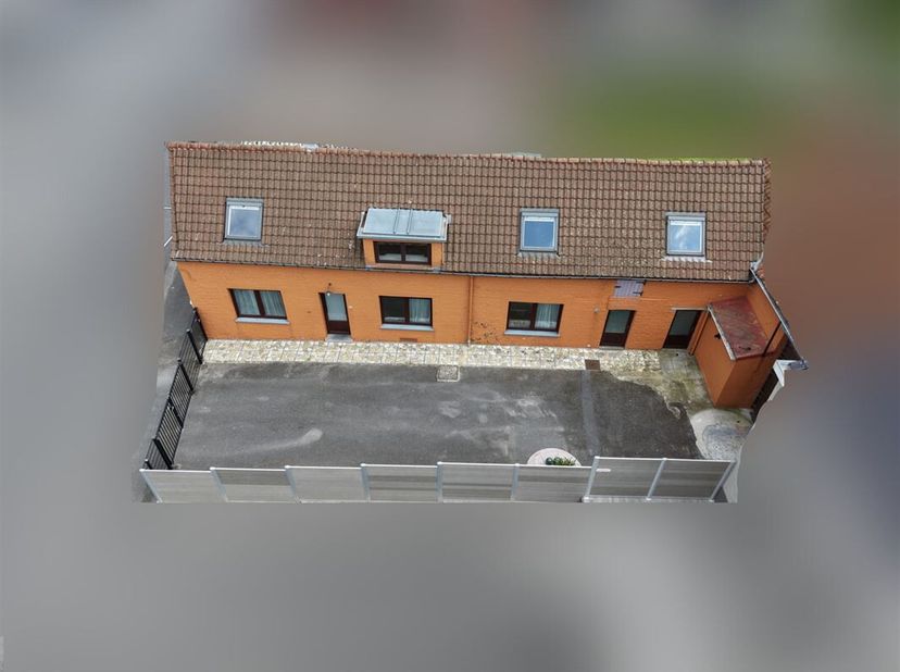 Aantrekkelijk huis in het hart van het charmante dorpje Pipaix.<br />
Deze woning heeft een totale oppervlakte van +/-120m² en bestaat uit een grote k