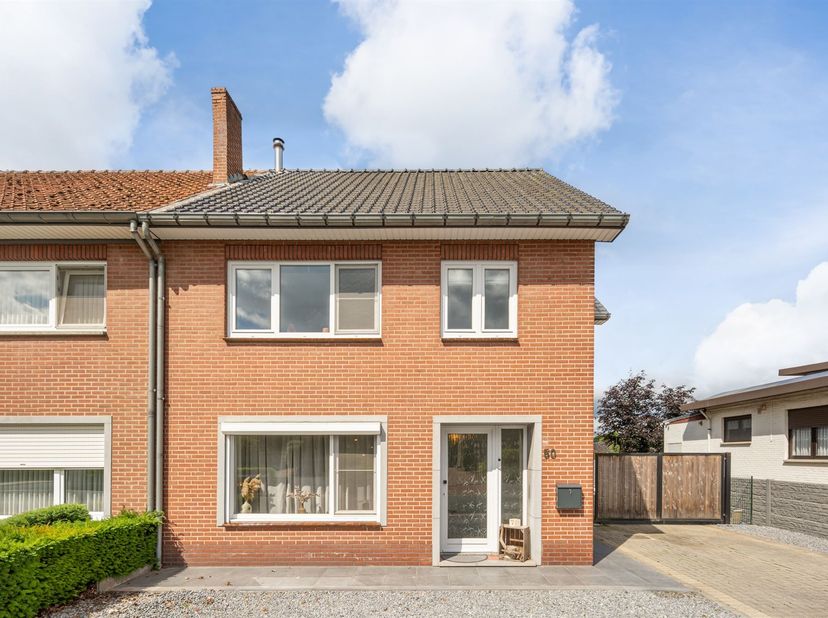 Gerenoveerde halfvrijstaande woning op perceel van 5a 57ca te Neeroeteren. <br />
<br />
Troeven:<br />
- Rustige doch centrale locatie.<br />
- A