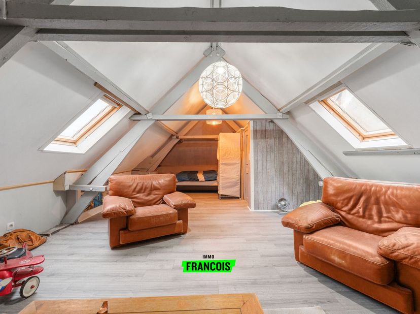 Droom je van een ruime woning vlakbij zee, winkels en openbaar vervoer? Deze woning van maar liefst 259 m² biedt alles wat je nodig zoekt: comfort, li