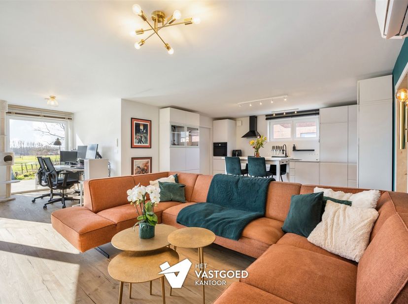 Heel knusse gelijkvloerse woning (104m²) met 3 slaapkamers en zuidgerichte tuin met uitzicht op groen te Budingen.<br />
<br />
Belangrijkste troeve