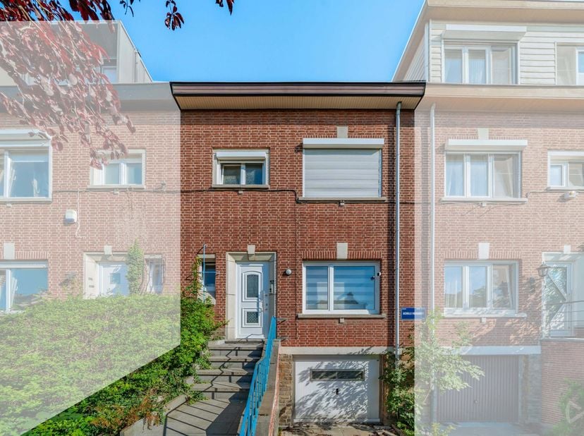 We invest a le plaisir de vous présenter cette magnifique maison, idéalement située à Uccle. Le bien se situe à proximité des axes autoroutiers, de di