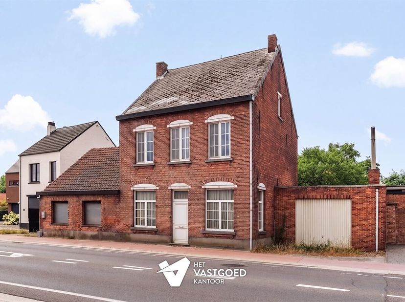 Karaktervolle renovatiewoning met 3 slaapkamers en veel potentieel in Balen<br />
Belangrijkste troeven:<br />
- Ideale ligging: rustig nabij het cent