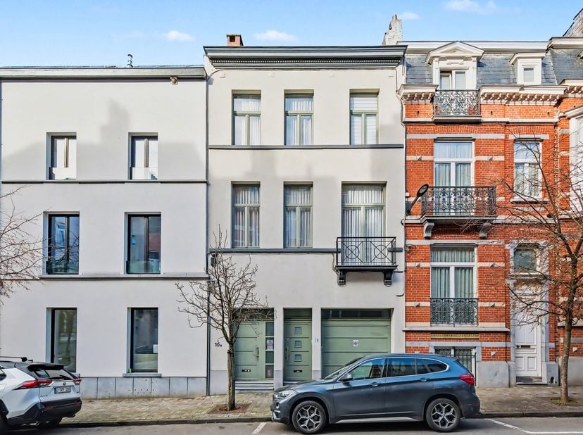 Dit prachtige huis is ideaal gelegen op een steenworp van het Flageyplein en de Étangs d'Elsene. Het ligt op een uitzonderlijke locatie in het hart va