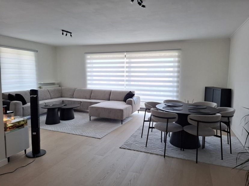 Op een centrale en gegeerde locatie in Lokeren bevindt zich dit prachtige, instapklare appartement van maar liefst 106 m², inclusief ondergrondse park