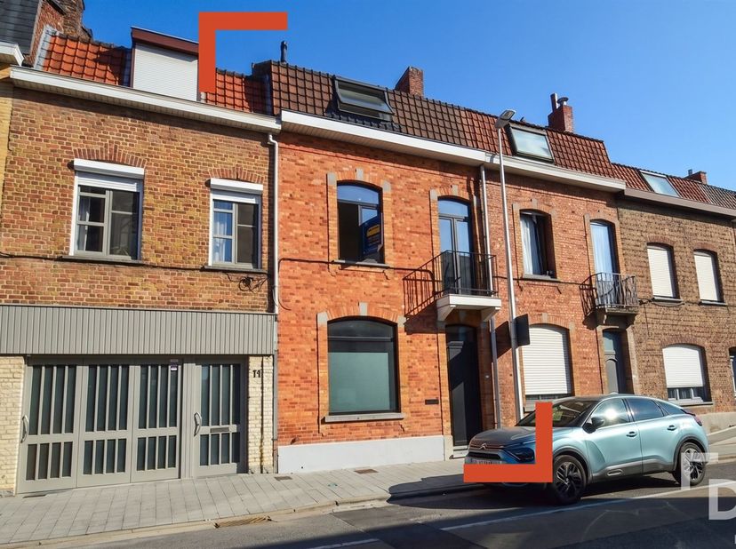 Deze volledig gerenoveerde stadswoning ligt in het hart van Ieper, op wandelafstand van de Grote Markt, winkels, horeca en scholen. Dankzij de recente