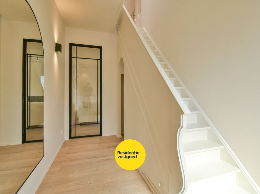 Welkom in de Wingensestraat 5, een gerenoveerde woning met garage, autostaanplaats en zonnige tuin. Rustig gelegen in het charmante Hertsberge, op een
