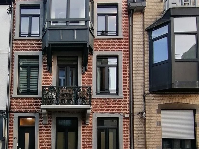 Estate &amp;amp; Value vous propose ce superbe duplex fraîchement rénové, situé au deuxième étage d’une charmante maison de maître idéalement implantée en