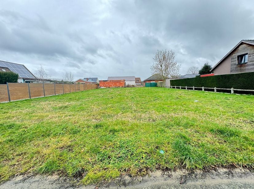 Avec une superficie de 757 m², ce terrain offre de nombreuses possibilités. Le terrain est adapté à la construction d’une habitation quatre façades et