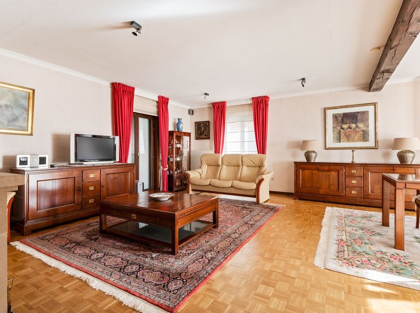 Ruime, instapklare woning met zonnepanelen op rustige locatie<br />
<br />
Ligging: De woning, die mogelijk te gebruiken is als laagbouw, is gelegen