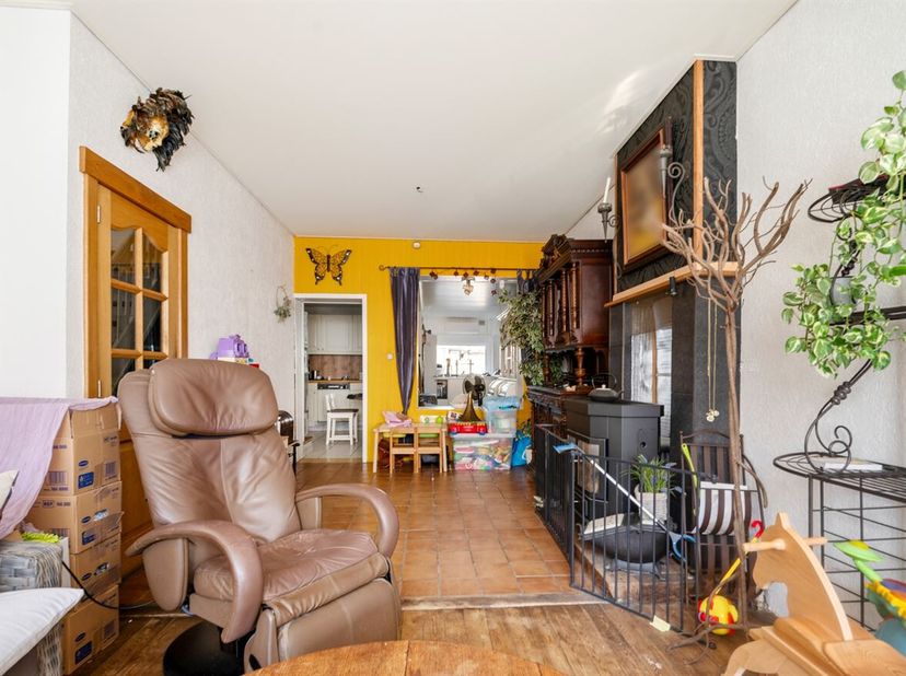 Deze charmante woning is gelegen in de Vaartstraat, op een uitstekende locatie met alle nodige voorzieningen binnen handbereik. Scholen, winkels, spor