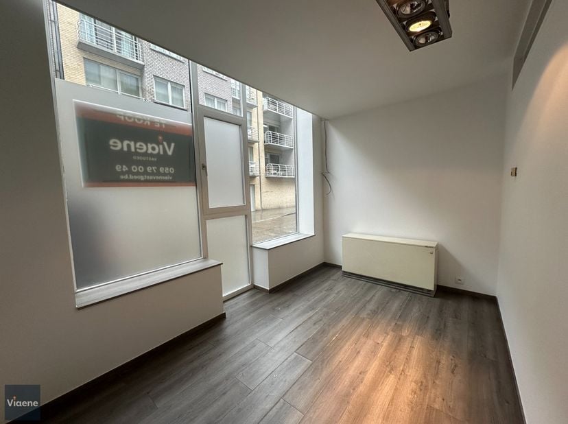 Handelsgelijkvloers 108m² - ideaal gelegen in de binnenstad nabij de Petrus-en Paulus kerk, het station en het Wapenplein - handelsruimte ideaal gesch