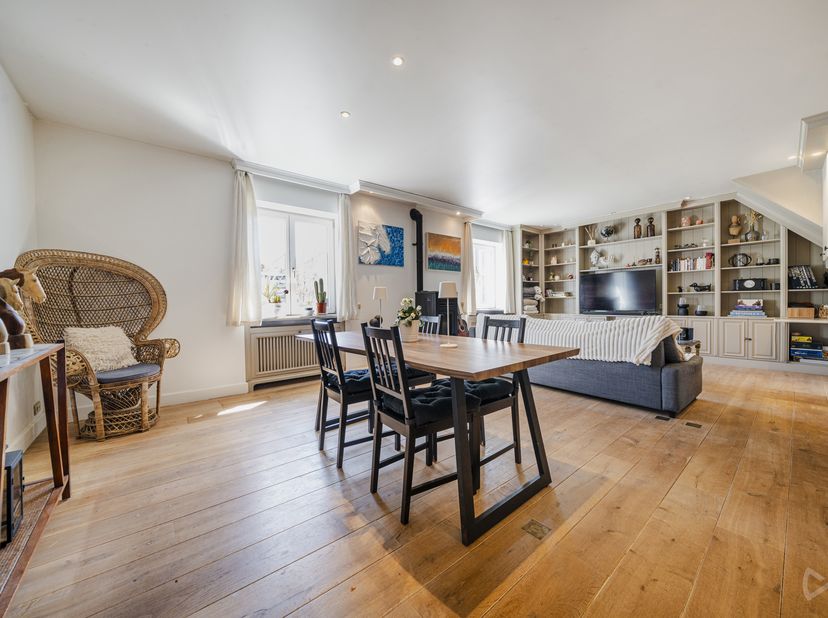Wij hebben het genoegen u deze woning met 3 gevels, opslagruimte en tuin voor te stellen, gelegen te Sart-Dames-Avelines, vlakbij winkels, scholen, op