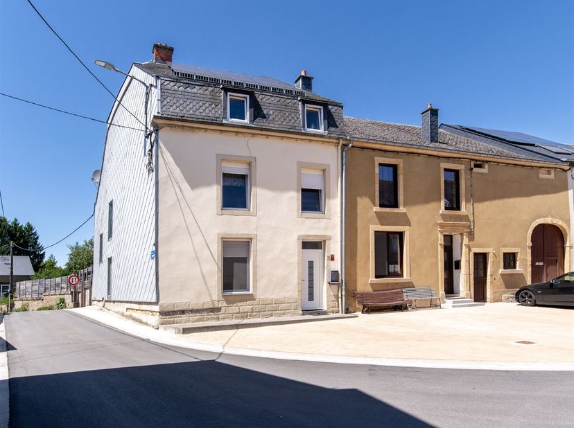 W Immobilière biedt u in Sint-Leger deze charmante woning aan met ruime leefruimtes en een uitzonderlijk uitbreidings- en inrichtingspotentieel.<br />