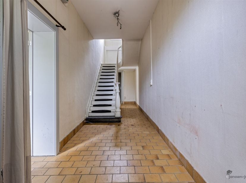 Sur un terrain de 8a 58ca, vous trouverez cette charmante maison de l'époque Interbellum, d'une surface habitable de 148 m². Grâce à ses hauts plafond