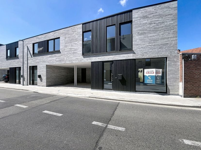 Deze moderne nieuwbouwwoning, gelegen aan het station in hartje Aalter, combineert hedendaags wooncomfort met een hoogwaardige afwerking en energiezui