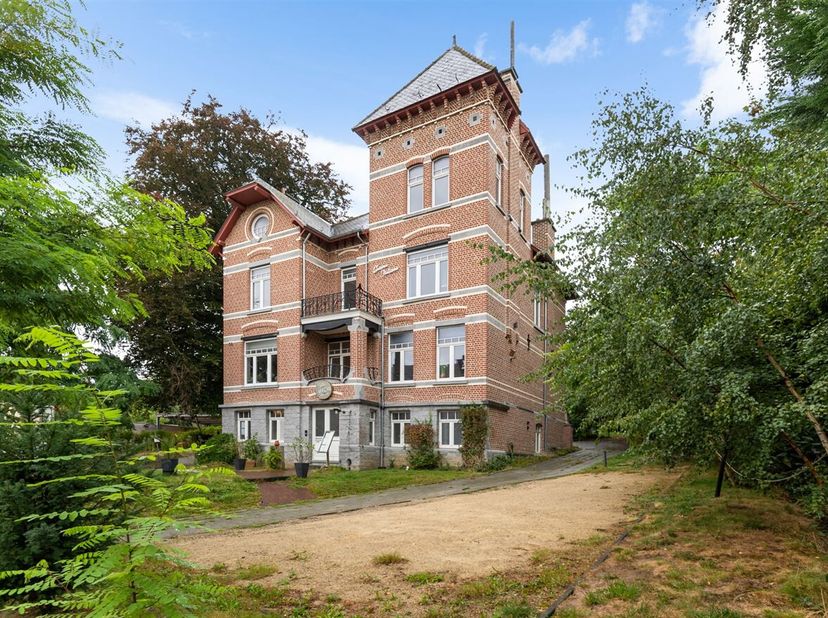Deze exclusieve villa wordt aangeboden met een vanafprijs van €1.200.000. Biedingen vanaf deze prijs worden aan de eigenaar voorgelegd.<br />
Ligging<