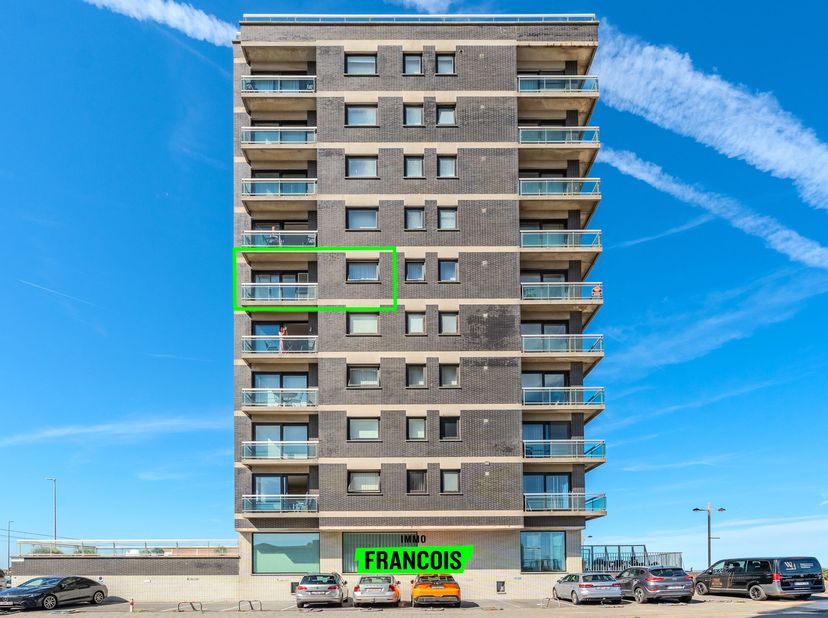 Op de Zeedijk te Middelkerke is dit instapklaar hoekappartement met één slaapkamer gevestigd. Dankzij de aangename ligging bevindt u zich aan de zee e