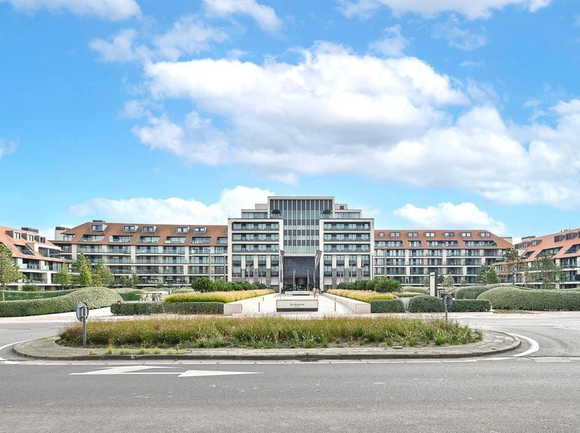 Uitzonderlijk hoekappartement in de befaamde residentie &amp;amp; hotel "La Réserve", met frontaal uitzicht op het Zegemeer en op 100meter van de Zeedijk-