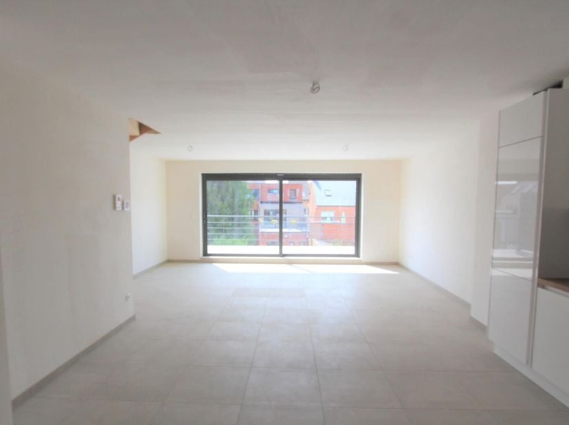 RUIM PENTHOUSE met 2 slaapkamers, terras, autostaanplaats en ruime berging in de gelijkvloerse afgesloten garage te huur in het centrum van Zichem, Pa