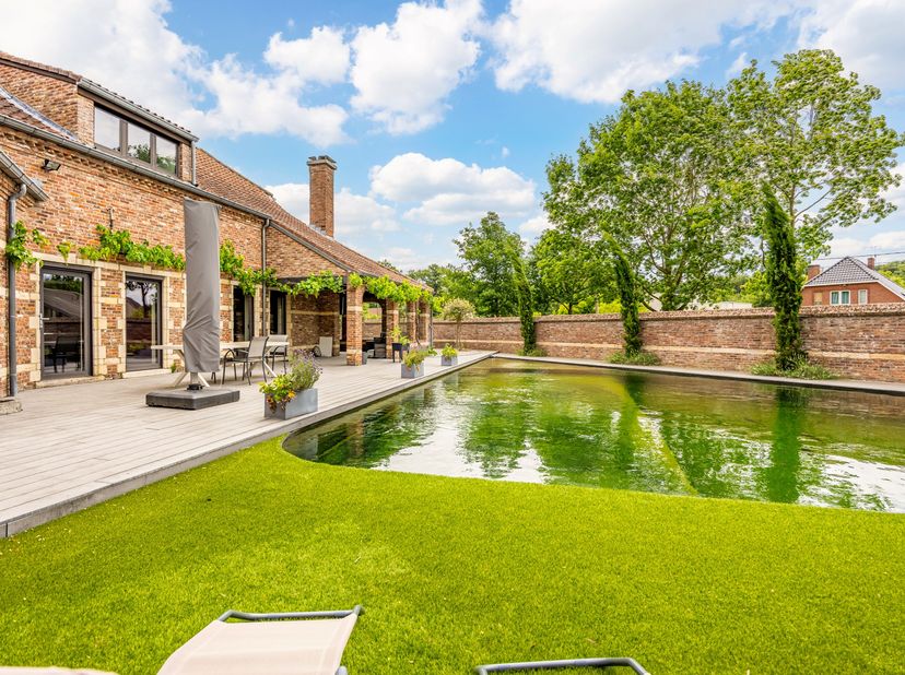 Deze unieke villa straalt warmte en karakter uit. Afgewerkt met duurzame materialen en behoud van originele elementen, biedt deze villa een unieke com