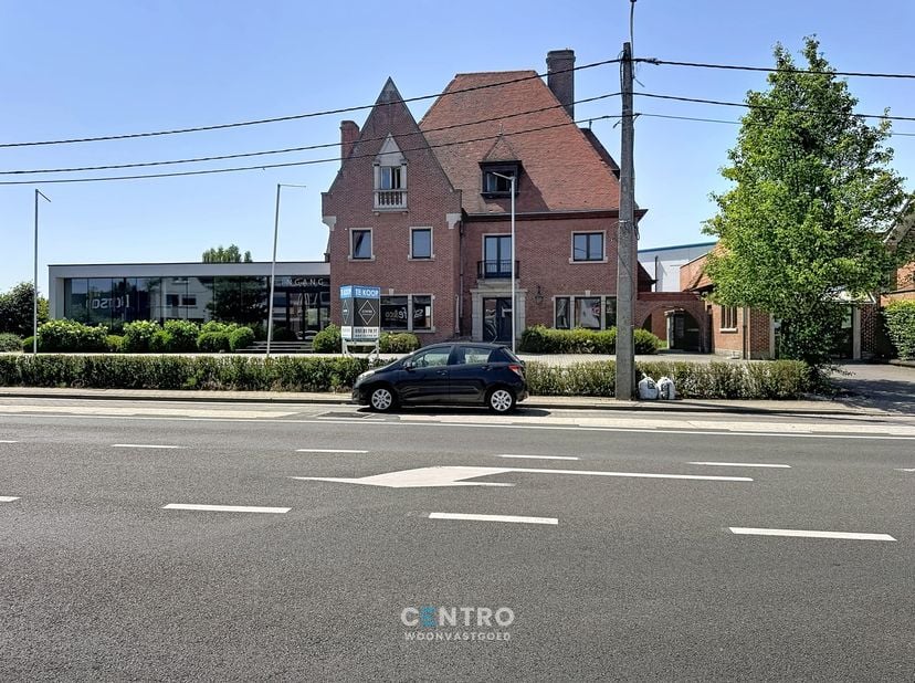 Uitzonderlijke commerciële site met woonst op toplocatie te Roeselare!<br />
<br />
Op een absolute zichtlocatie langs één van de belangrijkste commer